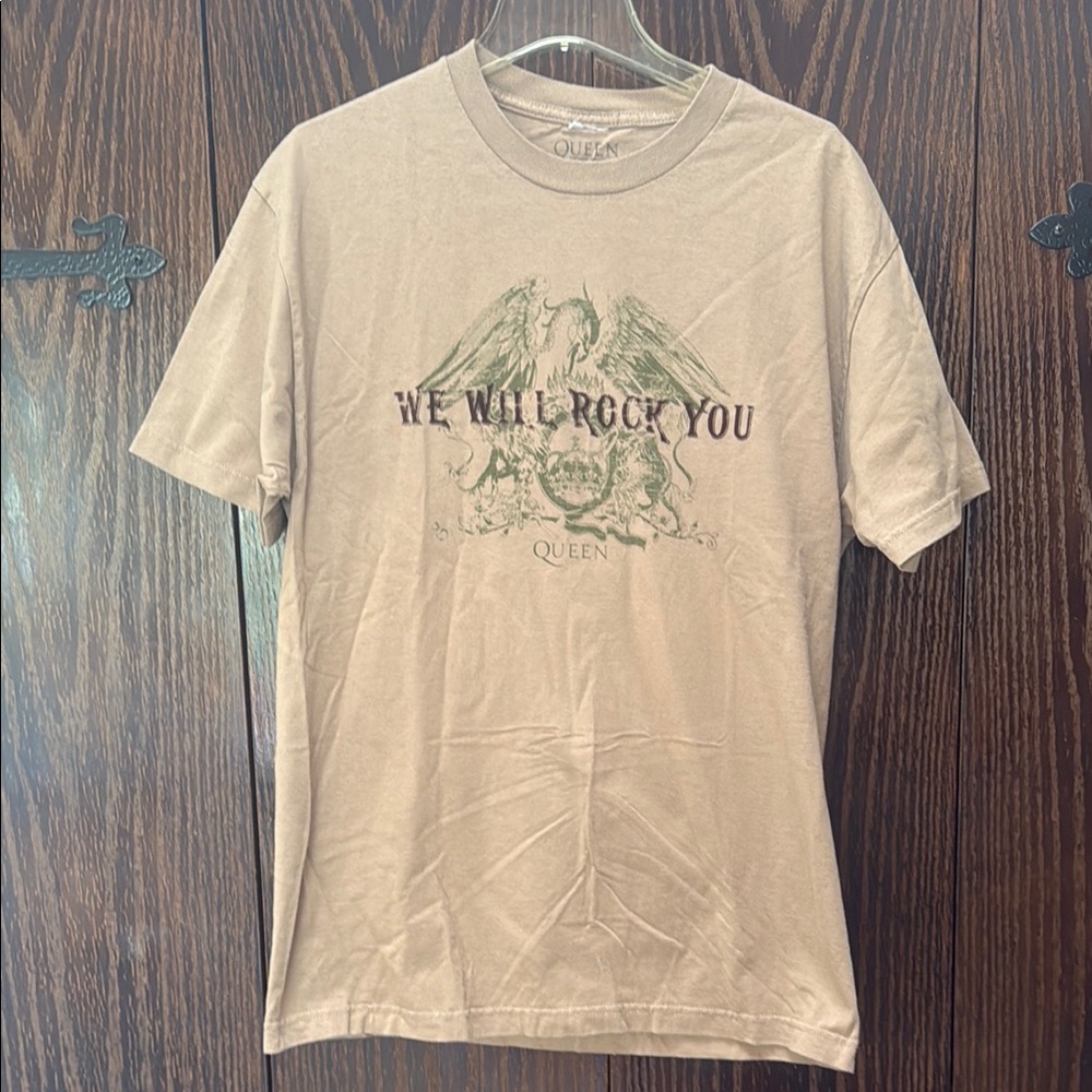 Que Tan Short Sleeve Graphic Tee
